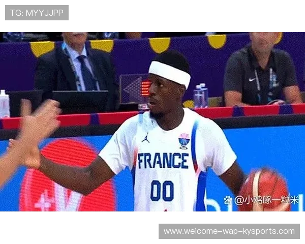 球员场上和解拥抱，火药味瞬间散去