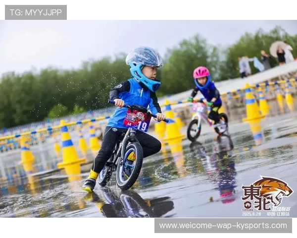 自行车山地赛选手在雨中超越，泥泞中的英雄故事被广泛转发